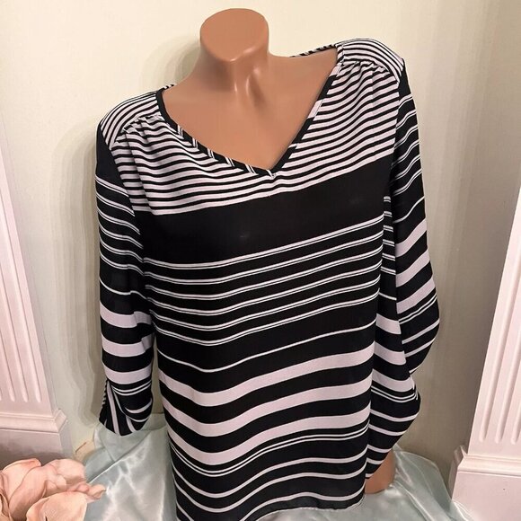 Cato. Size Medium. Black & white stripe pullover. V-neck. 3/4 sleeve. B100 - Picture 1 of 6